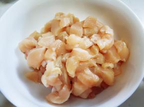 鸡脯肉用刀背敲松切丁。