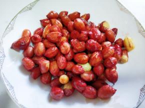 准备好油炸花生米。