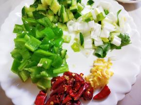 葱 干辣椒切段，黄瓜切丁，青椒切块，姜切粒。