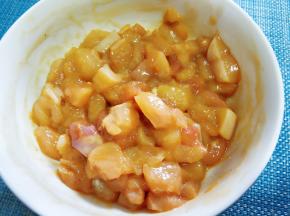 鸡脯肉用上述调料腌制十几分钟。