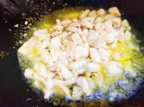 热油先炒熟鸡丁盛出。