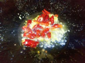 再炒香姜粒，干辣椒。