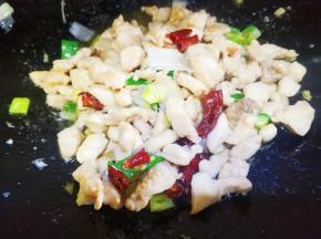 到入炒好的鸡丁。