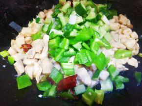 翻匀后到入青椒块微炒片刻再到入调好的料汁。