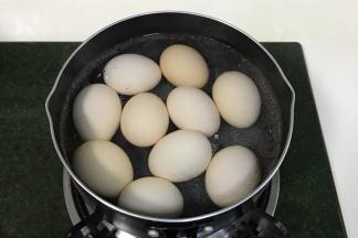 把鸡蛋放入锅中，水煮沸后转中小火8分钟至熟。