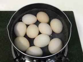 把鸡蛋放入锅中，水煮沸后转中小火8分钟至熟。