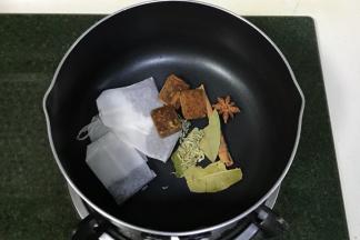 锅中放入红茶包、红糖、八角、桂皮、香叶和茴香。