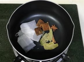 锅中放入红茶包、红糖、八角、桂皮、香叶和茴香。