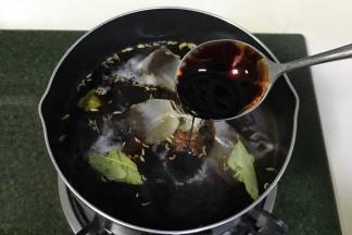 加入生抽、老抽和盐。