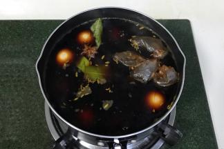 加入鸡蛋煮沸，转小火继续煮半个小时关火。