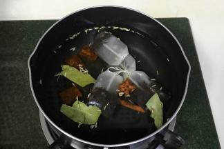 往锅中倒入适量的清水，煮起。