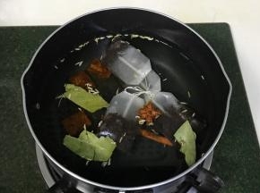 往锅中倒入适量的清水，煮起。