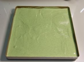 倒入烤盘内，烤箱预热175度，烘焙15分钟