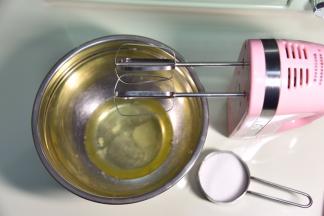 打发蛋白，分两次加入细砂糖