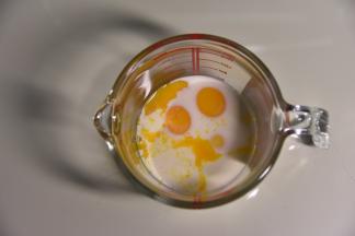 蛋黄里加入牛奶搅匀