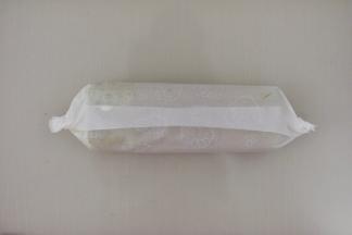 包上油纸卷起来，放入冰箱冷藏2小时定型，取出切块食用！