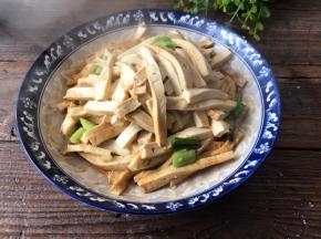 拿出取下保鲜膜即可
