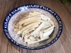 把豆腐干洗净切成条状