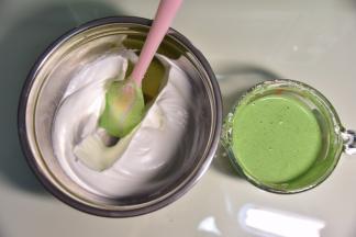 蛋白糊分两次加入蛋黄糊中，用刮刀翻拌均匀。