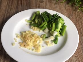 洗净备好姜末和蒜苗碎