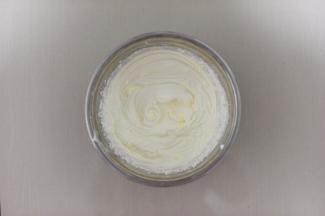 淡奶油加细砂糖完全打发。抹在蛋糕胚上。