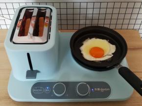 加热煎锅，放少量的油，开中大火打入鸡蛋，同时把吐司片放入多士炉里，开2档加热