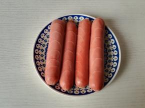 香肠用小刀在两侧向中间斜着划开，不要割断