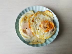 鸡蛋上撒上适量的黑胡椒粉