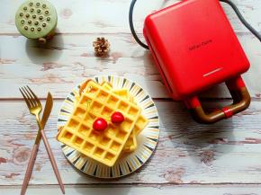 做好的华夫饼取出，配果酱，冰激凌，