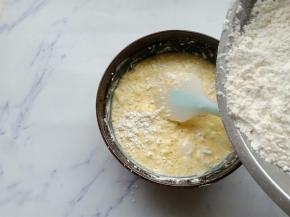 加入过筛好的粉类，翻拌均匀