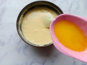 加入融化的黄油，搅拌均匀