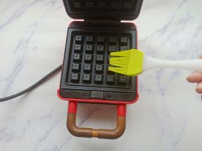 华夫饼模具通电预热，刷少许油