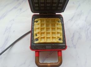 倒入适量的面糊，填满格子。