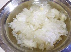 银耳提前用水充分泡软。