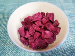 紫薯去皮切块。