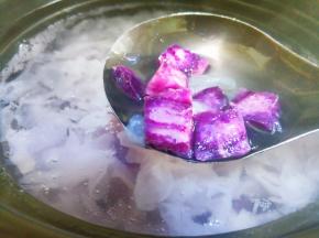 银耳炖至粘稠放紫薯。