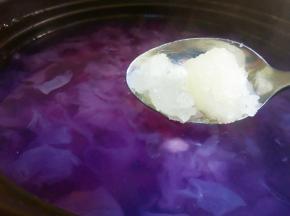 放适量冰糖炖半小时。