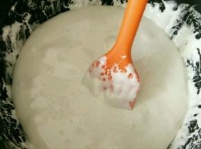 黄油放锅里融化，把棉花糖倒进去搅拌直到融化