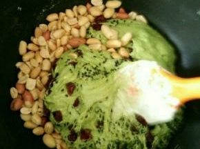 加入花生、蔓越莓、芝麻和坚果。（我拍的过程图是抹茶味的）（芝麻提前炒熟，花生烤熟后去皮，和坚果一起用擀面杖压一下，不用太碎。）