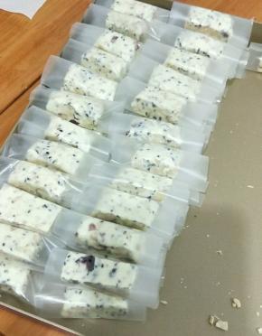 用糯米纸和糖纸包装好。这是原味坚果的