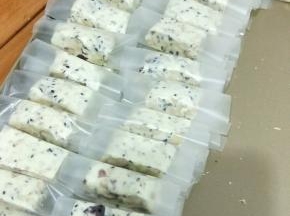 用糯米纸和糖纸包装好。这是原味坚果的