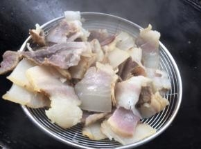 捞出沥干水分