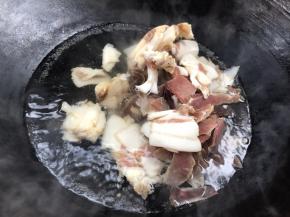 腊肉洗净切薄片，放入冷水锅中煮沸