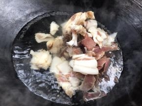 腊肉洗净切薄片，放入冷水锅中煮沸