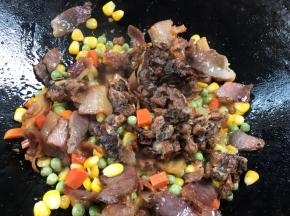 放入面勺子、酱油、胡椒粉翻炒均匀即可