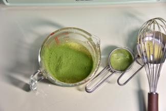 加入菠菜粉和低筋粉搅匀