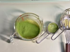 加入菠菜粉和低筋粉搅匀
