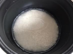 把浸泡好的糯米倒入电饭锅内，加入盖住糯米的清水