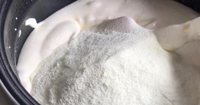 加入奶粉，继续翻拌均匀至顺滑（可以拔下电源了）