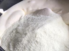 加入奶粉，继续翻拌均匀至顺滑（可以拔下电源了）